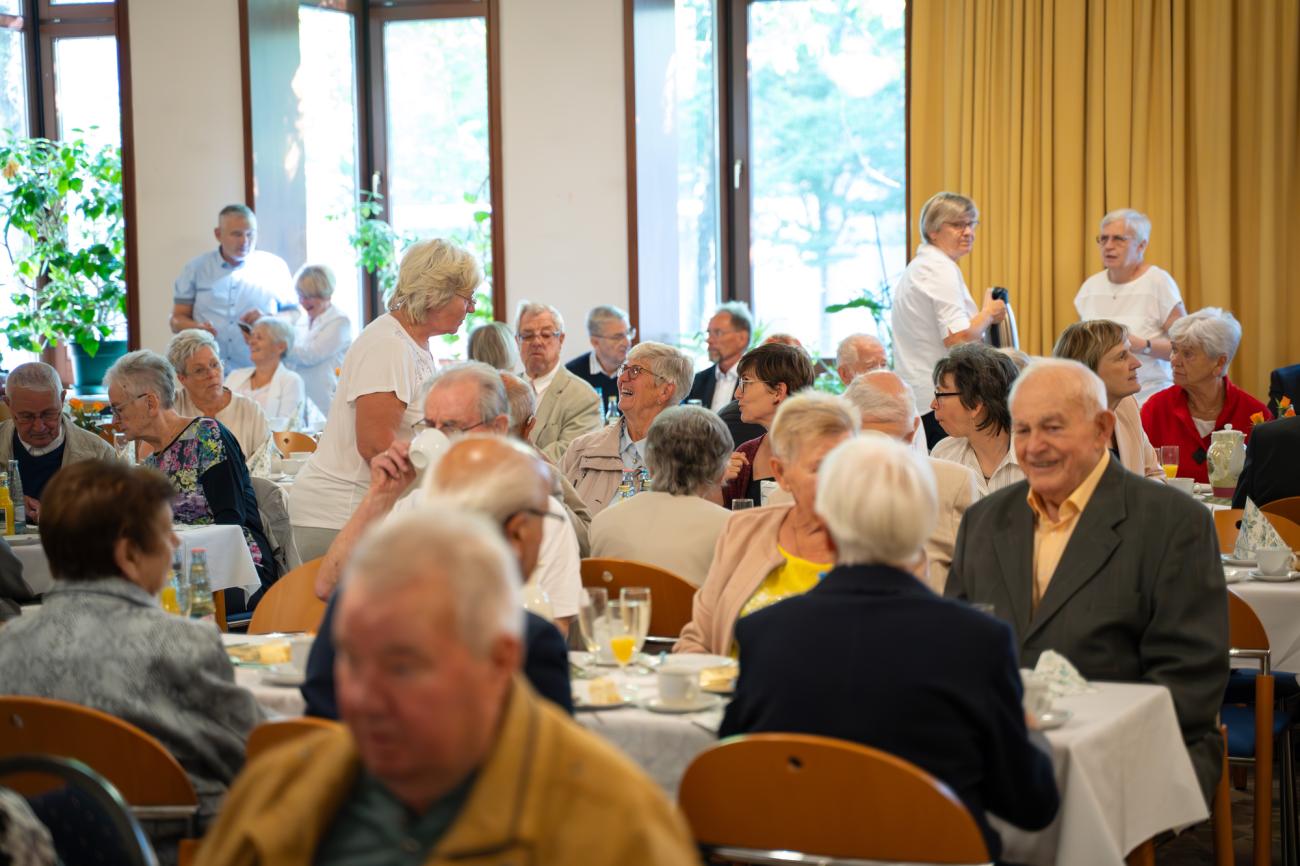 Menschen trinken Kaffee in einem Saal