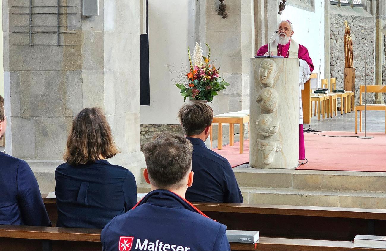 Bischof Feige predigt in einer Kirche