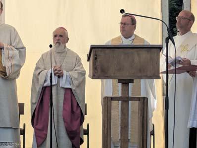 Gottesdienst auf einer Wiese