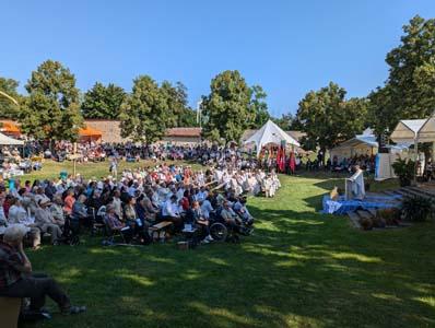 Menschen auf einer Wiese