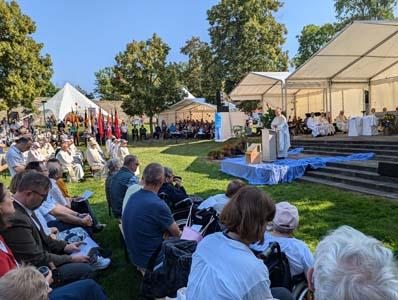 Gottesdienst auf einer Wiese