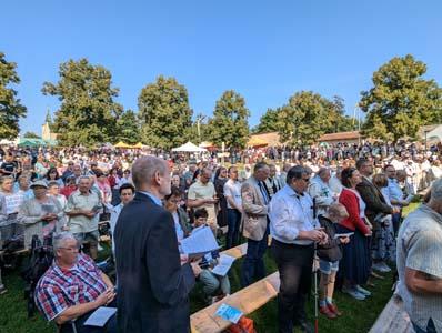 Menschen auf einer Wiese