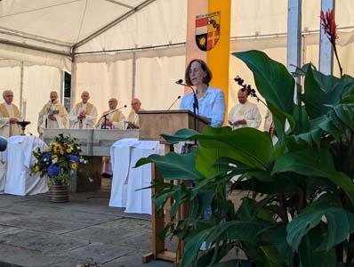 Gottesdienst auf einer Wiese