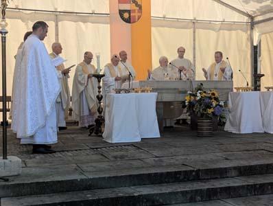 Gottesdienst auf einer Wiese