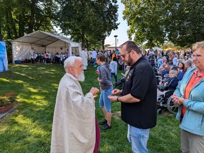 Gottesdienst auf einer Wiese