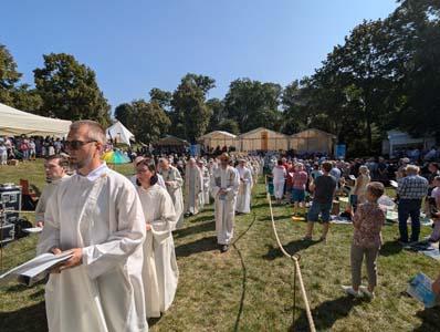 Menschen auf einer Wiese