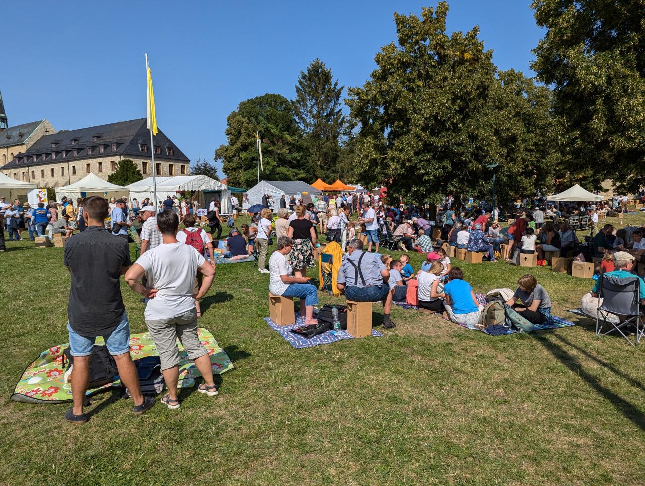 Menschen bei einem Fest auf einer Wiese