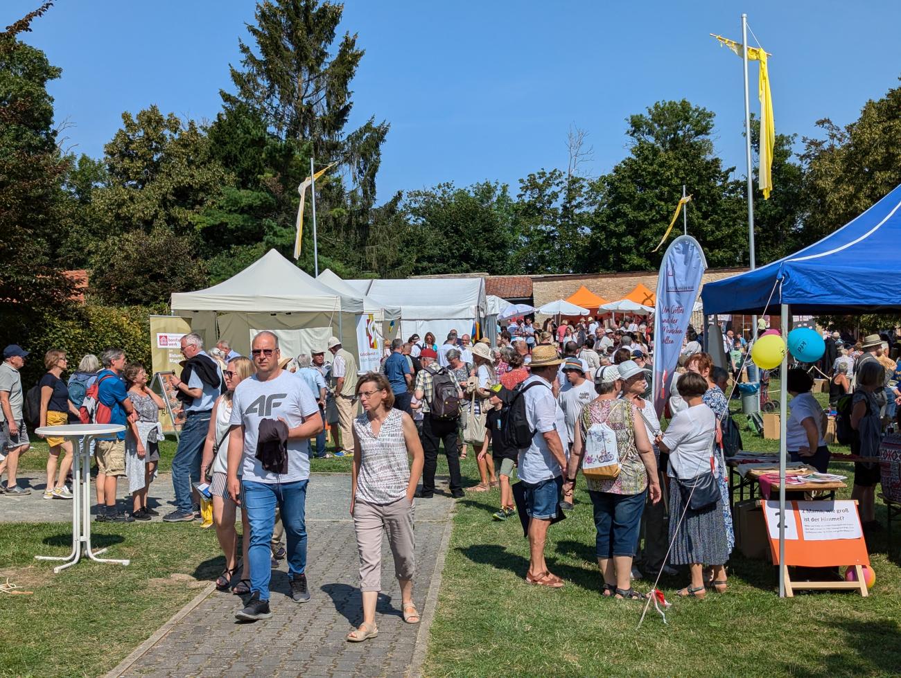 Menschen bei einem Fest auf einer Wiese