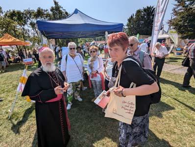 Menschen bei einem Fest auf einer Wiese