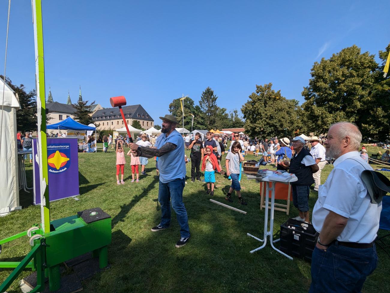 Menschen bei einem Fest auf einer Wiese