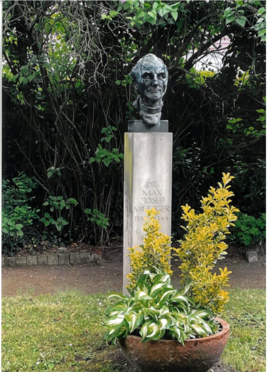 Stele mit einem Kopf in einem Garten