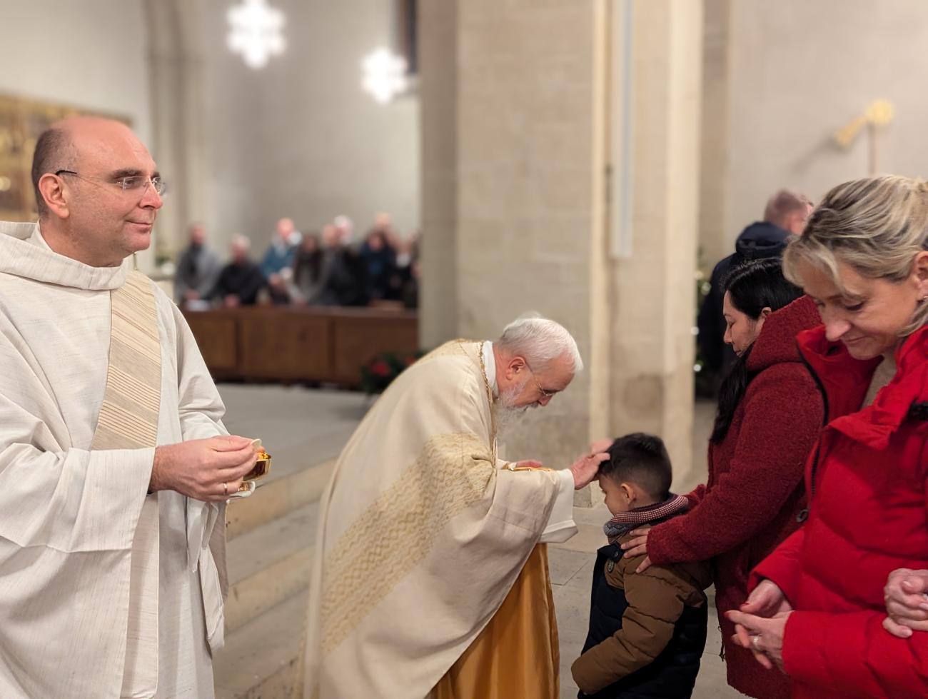 Priester teilen das Abendmahl aus