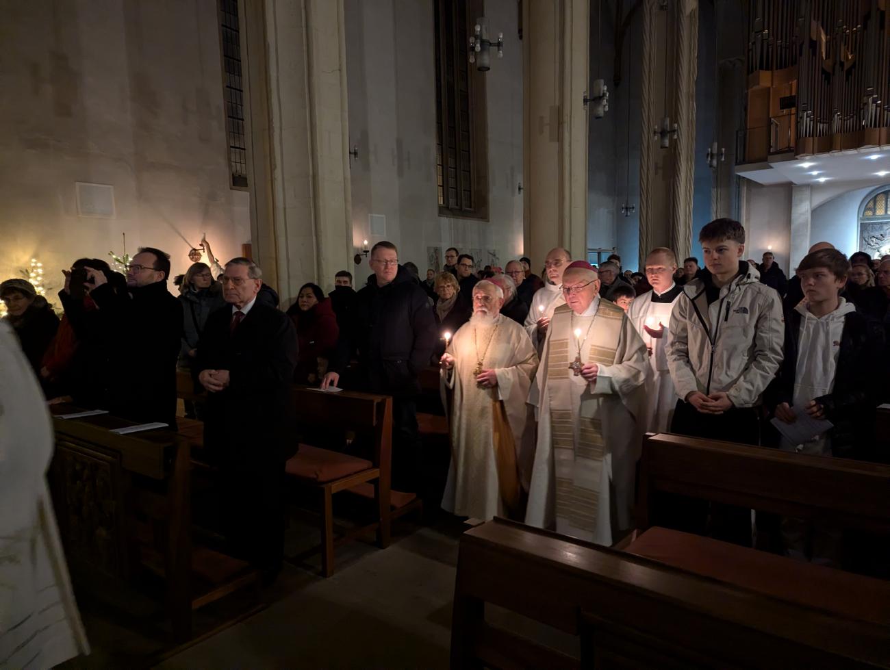 Gottesdienst in einer dunklen Kirche