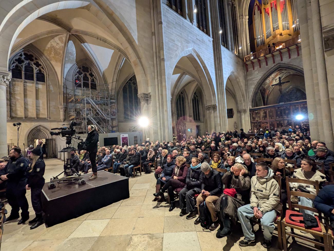 Menschen in einer Kirche