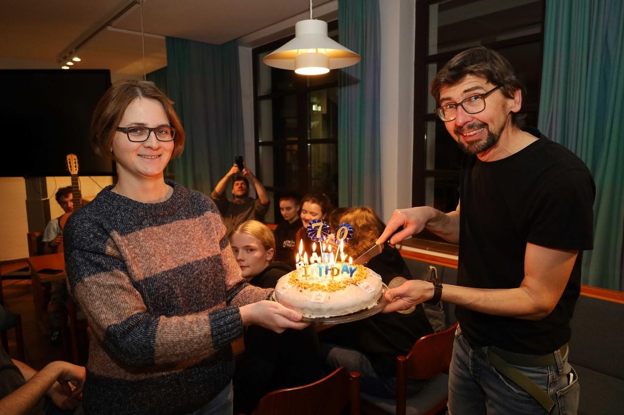 Menschen mit Geburtstagstorte