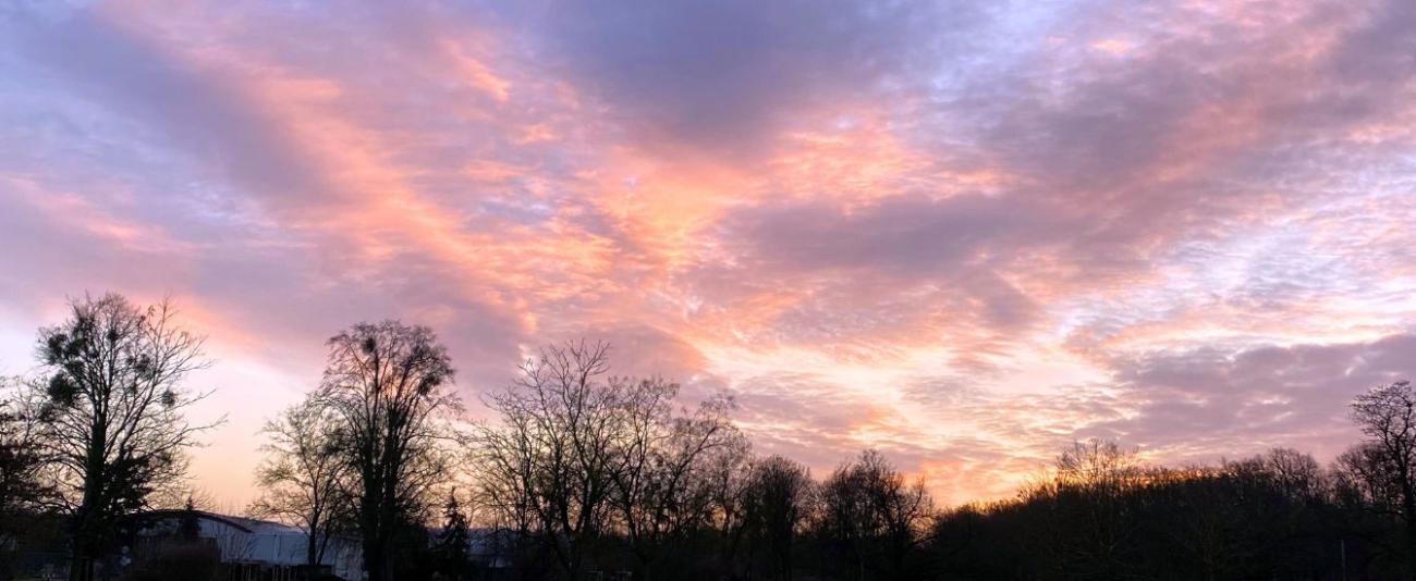 Himmel mit roten Wolken